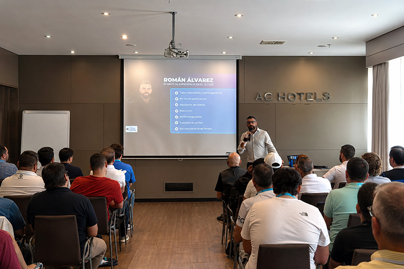 Clase presencial y formación práctica de peritaje